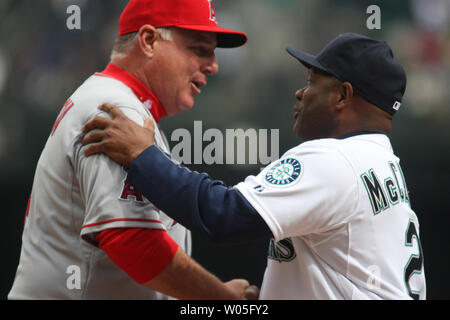 Los Angeles Angels manager Mike Scioscia, gauche, salue des Seattle Mariners' manager Lloyd McClendon avant leur saison d'ouverture à domicile le 6 avril 2015 à Safeco Field de Seattle. Les Mariners battre les anges 4-1. Photo par Jim Bryant/UPI Banque D'Images