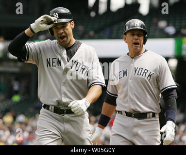 New York Yankees Garrett Jones, gauche, célèbre avec Alex Rodriguez après avoir frappé un deux-run homer off Seattle Mariners starter Taijuan Walker dans la quatrième manche, le 6 juin 2015 à Safeco Field de Seattle. Les Yankees battre les Mariners 3-1. Photo par Jim Bryant/UPI Banque D'Images