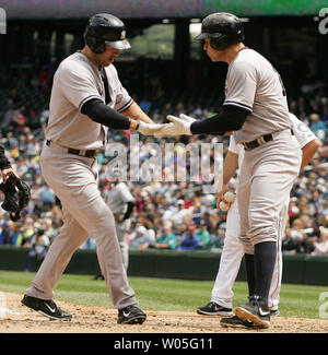 New York Yankees Garrett Jones, gauche, célèbre à la plaque avec Alex Rodriguez après avoir frappé un deux-run homer off Seattle Mariners starter Taijuan Walker dans la quatrième manche, le 6 juin 2015 à Safeco Field de Seattle. Les Yankees battre les Mariners 3-1. Photo par Jim Bryant/UPI Banque D'Images