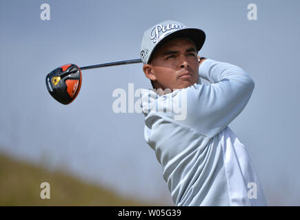 Ricky Fowler hits off de la 7e ronde tee durant une pratique avant le début de la 115e US Open Championship à Chambers Bay le 16 juin 2015 à University Place, Washington. Photo par Kevin Dietsch/UPI Banque D'Images