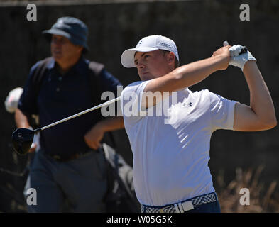 Jordan Spieth tees off au 18e trou lors d'une ronde de pratique avant le début de la 115e US Open Championship à Chambers Bay le 17 juin 2015 à University Place, Washington. Photo par Kevin Dietsch/UPI Banque D'Images