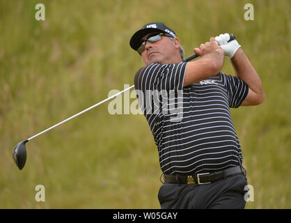 Angel Cabrera hits de la septième tee du 115e championnat ouvert aux États-Unis à Chambers Bay le 18 juin 2015 à University Place, Washington. Photo par Kevin Dietsch/UPI Banque D'Images