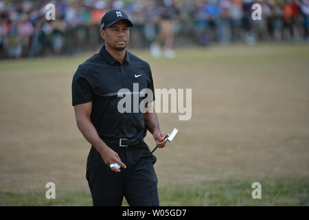 Tiger Woods promenades au début de la première ronde du championnat américain 115e à Chambers Bay le 18 juin 2015 à University Place, Washington. Photo par Kevin Dietsch/UPI Banque D'Images