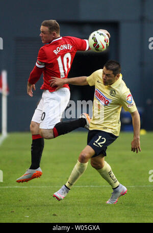 Club America's Pablo Cesar Aguilar (12) chefs la balle loin de Manchester United, Wayne Rooney (10) au cours de la Coupe des Champions 2015 match international le 17 juillet 2015 à Seattle, Washington. Manchester United a battu Club America 1-0. Photo par Jim Bryant/UPI Banque D'Images