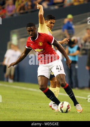 Manchester United, Tyler Blackett (42) maintient la balle loin de Club America's Andres Andrade (8) au cours de la Coupe des Champions 2015 match international le 17 juillet 2015 à Seattle, Washington. Manchester United a battu Club America 1-0. Photo par Jim Bryant/UPI Banque D'Images