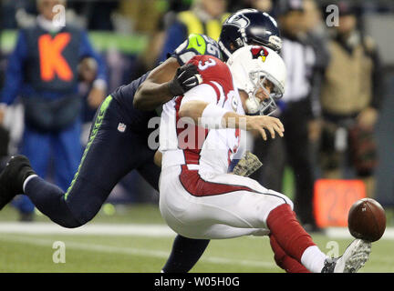 Arizona Cardinals quart-arrière Carson Palmer perd la balle lors de l'obtention de sac par Seattle Seahawks défensive fin avril Falaise (56) au champ CenturyLink à Seattle, Washington le 15 novembre 2015. Battre les Seahawks 39-32 cardinaux. Photo par Jim Bryant/UPI Banque D'Images