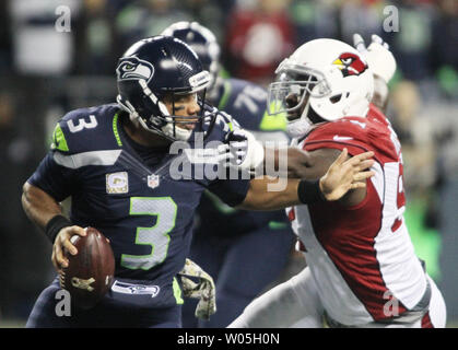 Seattle Seahawks quarterback Russell Wilson (3) brouille loin de Arizona Cardinals attaquer Frostee Rucker défensive au champ CenturyLink à Seattle, Washington le 15 novembre 2015. Les cardinaux a battu les Seahawks 39-32. Photo par Jim Bryant/UPI Banque D'Images