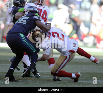 Seattle Seahawks Falaise défensive avril (56 sacs) San Francisco 49ers quarterback Blaine Gabbert (2) à CenturyLink Field à Seattle, Washington le 22 novembre 2015. Les Seahawks battre les 49ers 29-13. Photo par Jim Bryant/UPI Banque D'Images