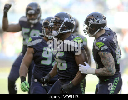 Seattle Seahawks défensive fin avril Falaise (56) célèbre après le limogeage du San Francisco 49ers quarterback Blaine Gabbert (2) à CenturyLink Field à Seattle, Washington le 22 novembre 2015. Les Seahawks battre les 49ers 29-13. Photo par Jim Bryant/UPI Banque D'Images