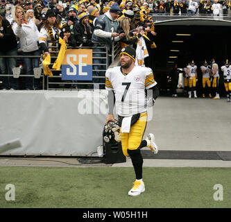 Pittsburgh Steelers quarterback Ben Roethlisberger court vers le champ avant leur match contre les Seahawks de Seattle à CenturyLink Field à Seattle, Washington le 29 novembre 2015. Les Seahawks battre les Steelers 39-30. Photo par Jim Bryant/UPI Banque D'Images