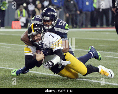 Seattle Seahawks linebacker K.J. Wright (50) cesse de Pittsburgh Steelers quarterback Ben Roethlisberger (7) court-circuit de la première vers le bas au champ CenturyLink à Seattle, Washington le 29 novembre 2015. Les Seahawks battre les Steelers 39-30. Photo par Jim Bryant/UPI Banque D'Images