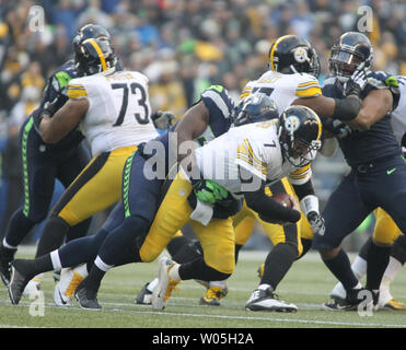 Seattle Seahawks défensive fin Frank Clark (55) sacs Pittsburgh Steelers quarterback Ben Roethlisberger (7) à CenturyLink Field à Seattle, Washington le 29 novembre 2015. Les Seahawks battre les Steelers 39-30. Photo par Jim Bryant/UPI Banque D'Images