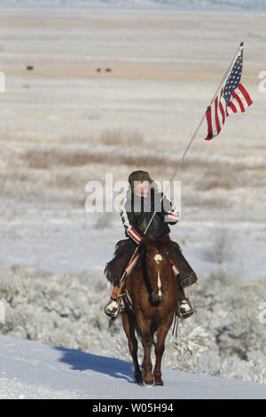 Duane Ehmer, d Irrigon, Oregon, manèges du périmètre à Hellboy, à la réserve nationale de faune du malheur le 15 janvier 2016 à Burns, de l'Oregon. Ehmer a été tirant un service de sentinelle au cours de la prise. Ammon Bundy et environ 20 autres manifestants a pris le refuge le 2 janvier après un rassemblement pour soutenir les éleveurs locaux emprisonnés Dwight Hammond Jr., et son fils, Steven Hammond. Photo par Jim Bryant/UPI Banque D'Images