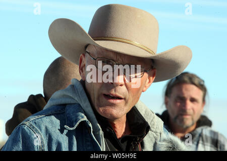 Finicum LaVoy, porte-parole de la militants armés parle au cours d'une conférence de presse à la réserve nationale de faune du malheur le 15 janvier 2016 à Burns, de l'Oregon. Ammon Bundy et environ 20 autres manifestants a pris le refuge le 2 janvier après un rassemblement pour soutenir les éleveurs locaux emprisonnés Dwight Hammond Jr., et son fils, Steven Hammond. Photo par Jim Bryant/UPI Banque D'Images