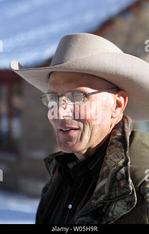 Finicum LaVoy, porte-parole de la militants armés parle au cours d'une conférence de presse à la réserve nationale de faune du malheur le 15 janvier 2016 à Burns, de l'Oregon. Ammon Bundy et environ 20 autres manifestants a pris le refuge le 2 janvier après un rassemblement pour soutenir les éleveurs locaux emprisonnés Dwight Hammond Jr., et son fils, Steven Hammond. Photo par Jim Bryant/UPI Banque D'Images