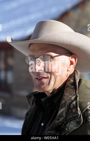 Finicum LaVoy, porte-parole de la militants armés parle au cours d'une conférence de presse à la réserve nationale de faune du malheur le 15 janvier 2016 à Burns, de l'Oregon. Ammon Bundy et environ 20 autres manifestants a pris le refuge le 2 janvier après un rassemblement pour soutenir les éleveurs locaux emprisonnés Dwight Hammond Jr., et son fils, Steven Hammond. Photo par Jim Bryant/UPI Banque D'Images