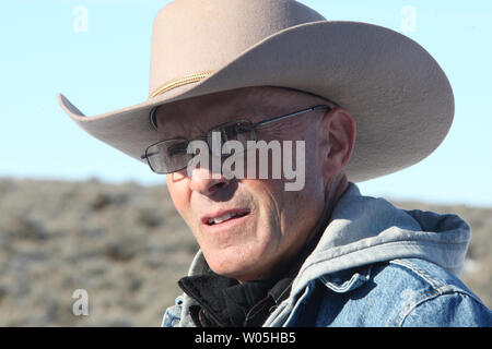 Finicum LaVoy, porte-parole de la mort des militants armés après des coups de feu ont été tirés lors de la police a empêché le groupe sur l'autoroute 395, comme ils se sont rendus à une réunion publique le 27 janvier 2016 près de Burns, ou. Cinq de ses cohortes, y compris l'Ammon et Ryan Bundy, les 40 et 43 ans, l'occupation des frères ont été arrêtés sur les lieux. Ammon Bundy et environ 20 autres manifestants a pris le refuge le 2 janvier après un rassemblement pour soutenir les éleveurs locaux emprisonnés Dwight Hammond Jr., et son fils, Steven Hammond. Photo par Jim Bryant/UPI Banque D'Images