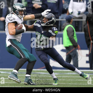 Seattle Seahawks Richard évoluait Sherman (25) termine une Philadelphia Eagles tight end Brent Celek (87) au champ CenturyLink à Seattle, Washington le 20 novembre 2016. Battre les Seahawks Eagles 26-15. Photo par Jim Bryant/UPI Banque D'Images