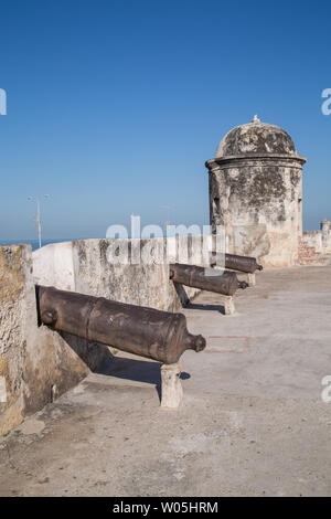 La ligne de canons de murs en pierre de la partie historique de Cartagena de Indias, Colombie. Banque D'Images