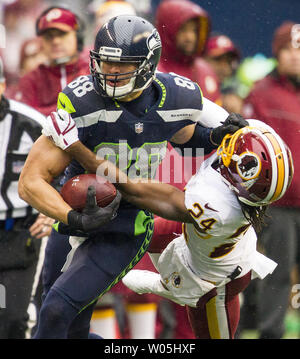 Seattle Seahawks tight end Jimmy Graham (88) se bat pour l'utilisation d'un yard contre Redskins de Washington Josh évoluait Norman (24) au cours du deuxième trimestre dans leur match contre le CenturyLink Field à à Seattle, Washington le 5 novembre 2017. Les Redskins mènent les Seahawks 7-2 a la mi-temps. Photo par Jim Bryant/UPI Banque D'Images