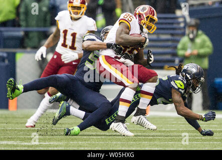 Seattle Seahawks linebacker D.J. Alexander (58) et Seattle Seahawks Richard évoluait Sherman (25) termine une Redskins de Washington tight end Vernon Davis (85) au cours du deuxième trimestre dans leur match contre le CenturyLink Field à à Seattle, Washington le 5 novembre 2017. Les Redskins mènent les Seahawks 7-2 a la mi-temps. Photo par Jim Bryant/UPI Banque D'Images