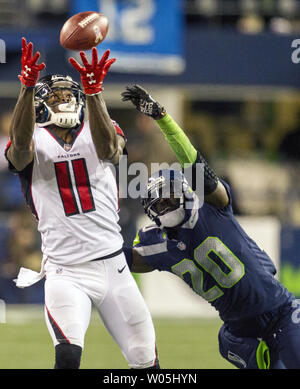 Atlanta Falcons receveur Julio Jones (11) tire un laissez-passer pour un gain de 21 verges contre Seattle Seahawks Jeremy évoluait Lane (20) dans le deuxième trimestre à CenturyLink Field à Seattle, Washington le 20 novembre 2017. Les Falcons d'Atlanta s'accrocher à battre les Seattle Seahawks 34-31 à Seattle. Photo par Jim Bryant/UPI Banque D'Images