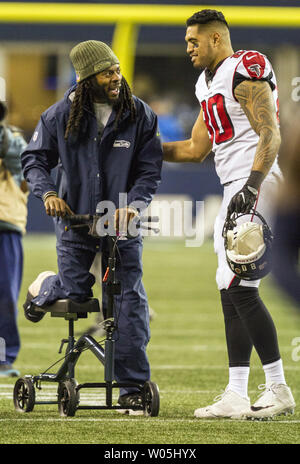 Atlanta Falcons tight end Levine (80) Toilolo pats Seattle Seahawks Richard Sherman évoluait sur l'arrière à la suite de leur jeu à CenturyLink Field à Seattle, Washington le 20 novembre 2017. Sherman a été perdu pour la saison à un Achille déchiré. L'Atlanta Falcons battre les Seattle Seahawks 34-31 à Seattle. Photo par Jim Bryant/UPI Banque D'Images