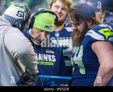 Seattle Seahawks ancien entraîneur adjoint et entraîneur de la ligne offensive Tom Cable, centre, en photo pendant leur 24-26 perte pour l'Arizona Cardinals au champ CenturyLink à Seattle, Washington le 31 décembre 2017. Câble a été engagé comme entraîneur-chef des Raiders d'Oakland par Jon Gruden comme son entraîneur de la ligne offensive. Photo par Jim Bryant/UPI Banque D'Images