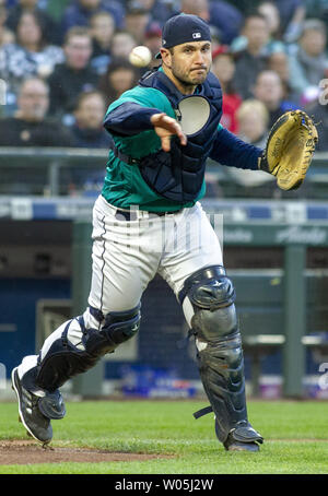 Mariners de Seattle' catcher David Freitas lance Los Angeles Angels' mélange Andrelton Simmons dans la deuxième manche à Safeco Field le 4 mai 2018 à Seattle. Photo par Jim Bryant/UPI Banque D'Images