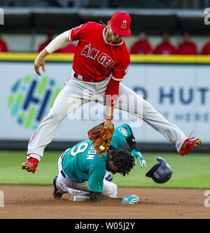 Mariners de Seattle' Dee Gordon glisse sous la tentative de tag de Los Angeles Angels' Le deuxième but Ian Kinsler (2) dans la première manche à Safeco Field le 4 mai 2018 à Seattle. Photo par Jim Bryant/UPI Banque D'Images