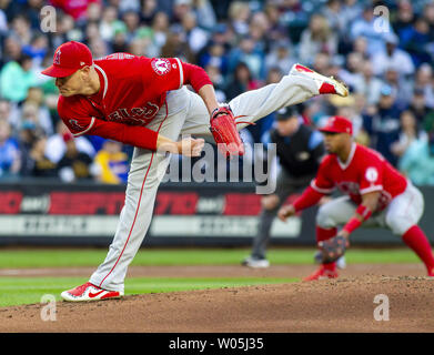 Los Angeles Angels' starter Garrett Richards emplacements contre les Mariners de Seattle dans la cinquième manche à Safeco Field le 4 mai 2018 à Seattle. Photo par Jim Bryant/UPI Banque D'Images