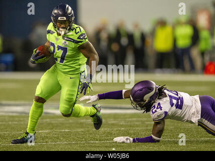 Seattle Seahawks tournant retour Mike Davis (27) passe devant Minnesota Vikings arrière défensif Holton Hill (24) pour un gain de 13 verges au cours du troisième trimestre à CenturyLink Field le 10 décembre 2018 à Seattle, Washington. Les Seahawks battre les Vikings 21-7. Photo par Jim Bryant/UPI Banque D'Images