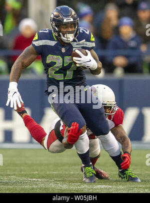 Seattle Seahawks tournant retour Mike Davis) s'exécute pour un gain de cinq verges avant d'être attaqué par derrière par Arizona Cardinals Antoine Bethea sécurité gratuit (41)au cours du troisième trimestre à CenturyLink Field le 30 décembre 2018 à Seattle, Washington. Seattle Seahawks battre les cardinaux 27-24. Photos par Jim Bryant/UPI Banque D'Images