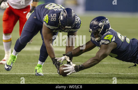 Seattle Seahawks attaquer défensive Shamar Stephen (98) et Seattle Seahawks attaquer défensive Jarran Reed (90) Rendez-vous pour un fumble par Kansas City Chiefs running back Damien Williams (26) au cours du deuxième trimestre à CenturyLink Field le 23 décembre 2018 à Seattle, Washington. Les Seahawks ont récupéré le fumble et est allé sur battre les Chiefs 38-31 joint à une place en séries éliminatoires. Jim Bryant Photo/UPI Banque D'Images