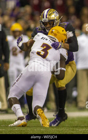 Washington Huskies arrière défensif JoJo McIntosh (14) conclut l'Arizona State Sun Devils Eno running back Benjamin (3) au cours du premier trimestre dans un PAC-12 jeu de football collégial le 22 septembre 2018 au stade Husky Seattle, Washington. Battre les Huskies de Washington Arizona Sun Devils 27-20. Photo par Jim Bryant/UPI Banque D'Images