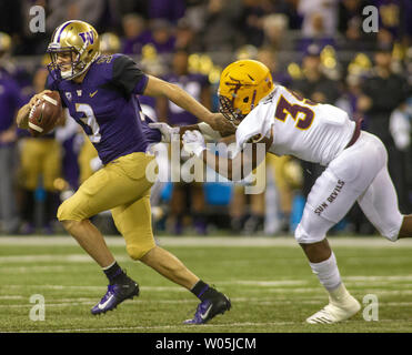 Washington Huskies quarterback Jake Browning (3) tente de s'échapper de l'Arizona State Sun Devils de secondeur Malik Lawal (39) au cours du deuxième trimestre dans un PAC-12 jeu de football collégial le 22 septembre 2018 au stade Husky Seattle, Washington. Battre les Huskies de Washington Arizona Sun Devils 27-20. Photo par Jim Bryant/UPI Banque D'Images