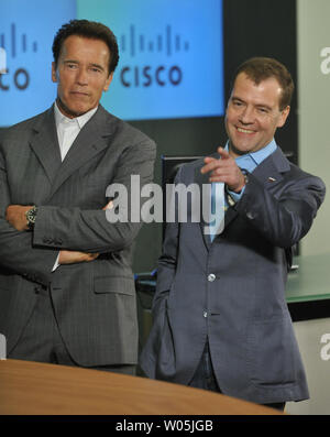 Le président russe Dmitri Medvedev (R) et California Gov. Arnold Schwarzenegger visitez Cisco siège social à San Jose, CA, le 23 juin 2010 au cours de sa visite de deux jours à la Silicon Valley. Photo UPI/Alex Volgin Banque D'Images