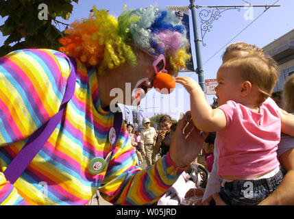 Kenneth Kahn, alias 'Kenny le Clown", échange un sourire avec les jeunes de Redwood City Markovich Jalyn à Fisherman's Wharf à San Francisco le 7 octobre 2006. Kahn est en marche pour le maire d'Alameda, Californie, une ville près de la baie East Oakland et veut "prendre l'absurdité de la politique et de la remettre dans le clown.' (UPI Photo/Stephen Dorian Miner) Banque D'Images