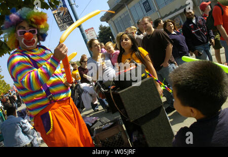 Kenneth Kahn, alias 'Kenny le clown,' est-ce que son bit sur Fisherman's Wharf à San Francisco le 7 octobre 2006. Kahn est en marche pour le maire à Alameda, une ville d'East Bay près d'Oakland. (UPI Photo/Stephen Dorian Miner) Banque D'Images