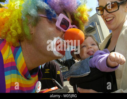 Kenneth Kahn, alias 'Kenny le clown,' est-ce que son bit sur Fisherman's Wharf à San Francisco le 7 octobre 2006. Kahn est en marche pour le maire à Alameda, Californie, une ville d'East Bay près d'Oakland. (UPI Photo/Stephen Dorian Miner) Banque D'Images