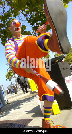 Kenneth Kahn, alias 'Kenny le clown,' est-ce que son bit sur Fisherman's Wharf à San Francisco le 7 octobre 2006. Kahn est en marche pour le maire à Alameda, Californie, une ville d'East Bay près d'Oakland. (UPI Photo/Stephen Dorian Miner) Banque D'Images