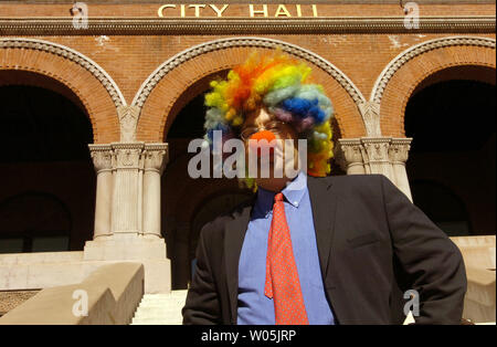 Kenneth Kahn, alias 'Kenny le clown,' prend un moment en face de l'Hôtel de Ville d'Alameda, 20 octobre 2006. Kahn est en marche pour le maire de la ville de East Bay près de Oakland, Californie. (UPI Photo/Stephen Dorian Miner) Banque D'Images