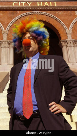 Kenneth Kahn, alias 'Kenny le clown,' prend un moment en face de l'Hôtel de Ville d'Alameda, 20 octobre 2006. Kahn est en marche pour le maire de la ville de East Bay près de Oakland, Californie. (UPI Photo/Stephen Dorian Miner) Banque D'Images