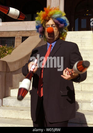 Kenneth Kahn, alias 'Kenny le clown,' prend un moment en face de l'Hôtel de Ville d'Alameda, 20 octobre 2006. Kahn est en marche pour le maire de la ville de East Bay près de Oakland, Californie. (UPI Photo/Stephen Dorian Miner) Banque D'Images