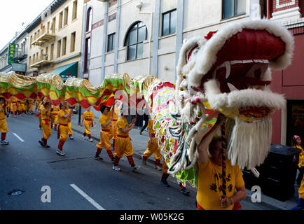 Les membres d'une équipe de dragon au cours de la préforme San Francisco Nouvelle ans chinois Festival et défilé dans le centre-ville de San Francisco le 3 mars 2007. (Photo d'UPI/Aaron Kehoe) Banque D'Images