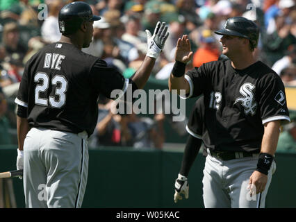 White Sox de Chicago Jermaine Dye et A.J. Pierzynski célébrer après avoir marqué sur Paul Konerko's double au champ gauche en neuvième manche pour McAfee Coliseum à Oakland, Californie, le 11 avril 2007. (Photo d'UPI/Aaron Kehoe) Banque D'Images