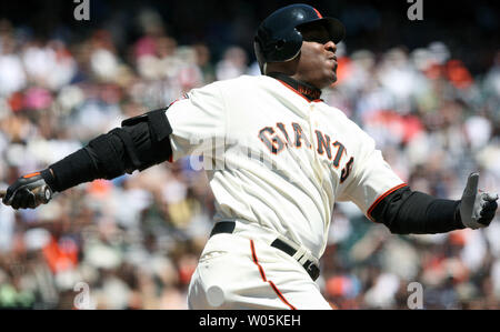 Le voltigeur des Giants de San Francisco Barry Bonds (25) pivote à un pitch de New York Mets pitcher John Maine (33) mais prend une grève au cours de la première manche à AT&T Park à San Francisco le 9 mai 2007. (Photo d'UPI/Aaron Kehoe) Banque D'Images