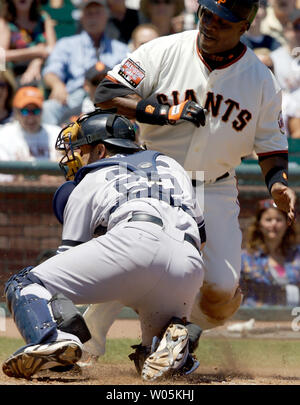 Le voltigeur des Giants de San Francisco Barry Bonds (R) glisse en toute sécurité dans Nouvelle York Yankee catcher Wil Nieves à marquer au cours de la deuxième manche à AT&T Park à San Francisco le 24 juin 2007. Les géants vaincus le Yankee 7-2. (Photo d'UPI/Aaron Kehoe) Banque D'Images