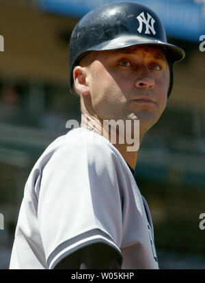 New York Yankees court arrêt Derek Jeter attend la fin de la neuvième manche pour la fin contre les Giants de San Francisco à AT&T Park à San Francisco le 24 juin 2007. Les géants vaincus le Yankee 7-2. (Photo d'UPI/Aaron Kehoe) Banque D'Images