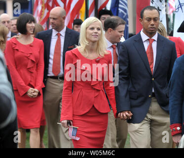 Tiger Woods (R) se promène avec son épouse Elin Tont lors de la cérémonie d'ouverture de la Coupe des Présidents à Harding Park Golf Course à San Francisco, Californie le 7 octobre 2009. L'ancien président américain George H. W. Bush regarde sur. UPI/Kevin Dietsch Banque D'Images